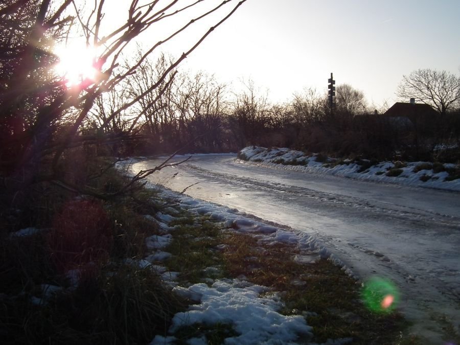 Valsts autoceļu uzturēšanas darbos iesaistītas 32 ziemas dienesta tehnikas vienības