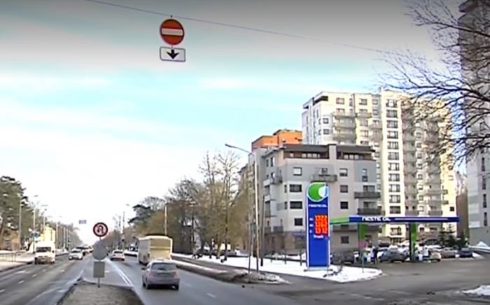 Autovadītāji sašutuši par absurdu zīmi Brīvības ielā